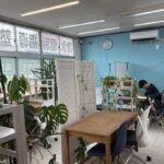明るい個別指導教室で机に向かう生徒