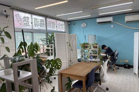 明るい個別指導教室で机に向かう生徒