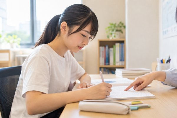 1対1指導で英語問題に取り組む中学生