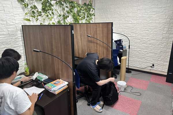 個別指導室で教材に向かう生徒たち