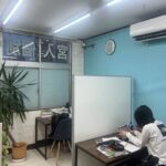 個別ブースで問題集に取り組む生徒