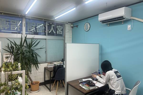 個別ブースで問題集に取り組む生徒