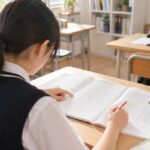 教材を見ながら色ペンで学習を進める高校生